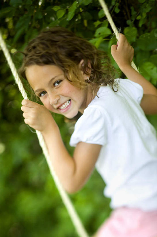 西方人,儿童,一个人,坐,笑,微笑,露齿笑,竖图,室外,白天,游戏,纯洁,植物,欧洲,欧洲人,仅一个女性,仅一个人,握,摇摆,服装,朦胧,模糊,玩,扭头,注视,休闲装,娱乐,树,树木,小孩,背面,衣服,绿色,白色,自然,秋千,荡秋千,观察,看,转头,仅一个小孩,休闲,休闲服,可爱,童年,童趣,握着,服饰,生长,成长,观看,活动,察看,关注,摇晃,童真,烂漫,无邪,天真,女孩,女人,女性,白种人,孩子,玩耍,嬉戏,坐着,半身,彩图,女生