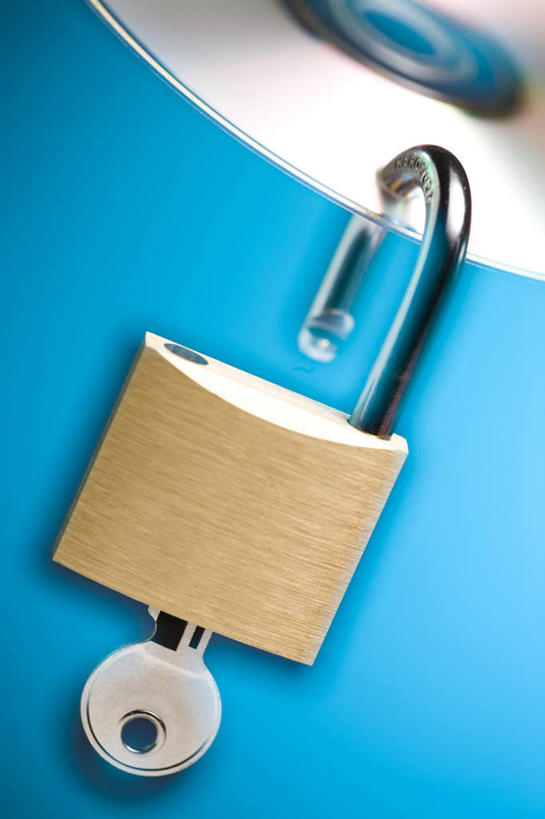 无人,竖图,室内,特写,白天,正面,安全,数据,静物,一把,蓝色背景,信息,光盘,防护,光碟,钥匙,存储介质,锁,一个,摄影,影棚,单个,碟片,保护,存储,开启,封闭,保险,私密,保全,周全,安稳,安定,防盗,平安,彩图,影棚拍摄,拍摄