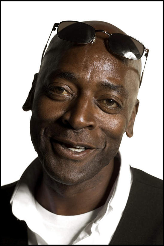 西方人,脸,头,脸颊,脖子,一个人,站,笑,微笑,露齿笑,竖图,室内,特写,白天,白色背景,正面,欧洲,非洲,黑人,欧洲人,仅一个男性,仅一个人,服装,墨镜,眼镜,注视,休闲装,肩膀,衣服,太阳镜,太阳眼镜,观察,看,站着,仅一个老年男性,休闲,休闲服,遮阳镜,摄影,服饰,影棚,观看,察看,关注,老年男性,男人,男性,非洲人,头部,脖,颈,颈部,脸部,脸蛋,面部,站立,半身,彩图,影棚拍摄,拍摄