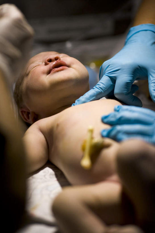 西方人,婴儿,儿童,三个人,伙伴,朋友,医生,医院,躺,闭眼,摸,竖图,俯视,室内,白天,友谊,纯洁,合作,团队,欧洲,欧洲人,抚摸,朦胧,模糊,裸露,小孩,蓝色,手套,医护人员,医疗人员,橡胶,可爱,战略,活泼,赤裸,白大褂,宝宝,裸,橡胶手套,橡胶制品,纯真,烂漫,无邪,医疗机构,医用手套,联合,合谋,卧着,伶俐,配合,天真,协作,男人,男性,年轻男性,白种人,孩子,大夫,闭眼睛,闭着眼,闭着眼睛,触摸,接触,躺着,卧,半身,彩图,高角度拍摄,病院,诊所