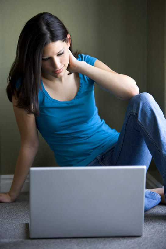 西方人,一个人,坐,摸,竖图,室内,白天,正面,电脑,笔记本电脑,欧洲,欧洲人,仅一个年轻女性,仅一个女性,仅一个人,抚摸,阴影,服装,裤子,反射,网络,影子,注视,牛仔裤,休闲装,通讯设备,衣服,蓝色,观察,看,休闲,休闲服,摄影,服饰,影棚,观看,察看,无线,关注,通信设备,无线网络,无线上网,便携式电脑,手提电脑,年轻女性,女人,女性,白种人,触摸,接触,坐着,半身,彩图,影棚拍摄,拍摄