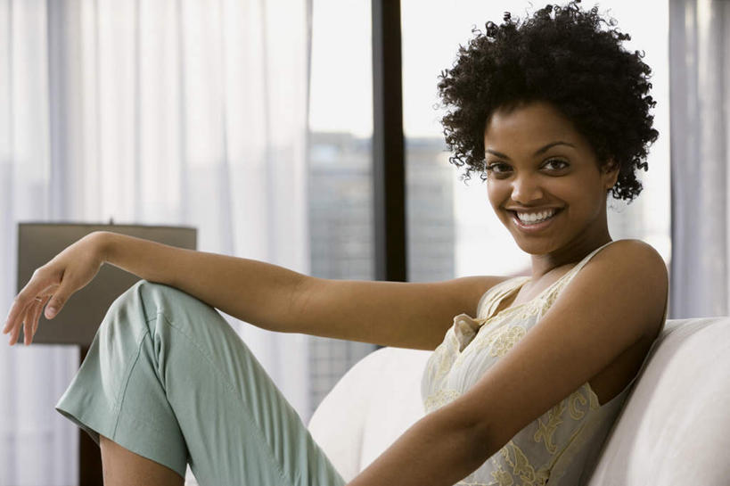 西方人,一个人,客厅,坐,笑,微笑,露齿笑,横图,室内,白天,侧面,窗户,窗帘,落地窗,沙发,吊带,欧洲,非洲,黑人,欧洲人,仅一个年轻女性,仅一个女性,仅一个人,服装,装饰,注视,吊带衫,玻璃窗,衣服,帘子,观察,看,遮阳,服饰,观看,华丽,修饰,点缀,察看,起居室,衣着,穿着,关注,布艺沙发,衬托,美观,雅致,雅观,衣饰,客堂,年轻女性,女人,女性,非洲人,坐着,半身,彩图