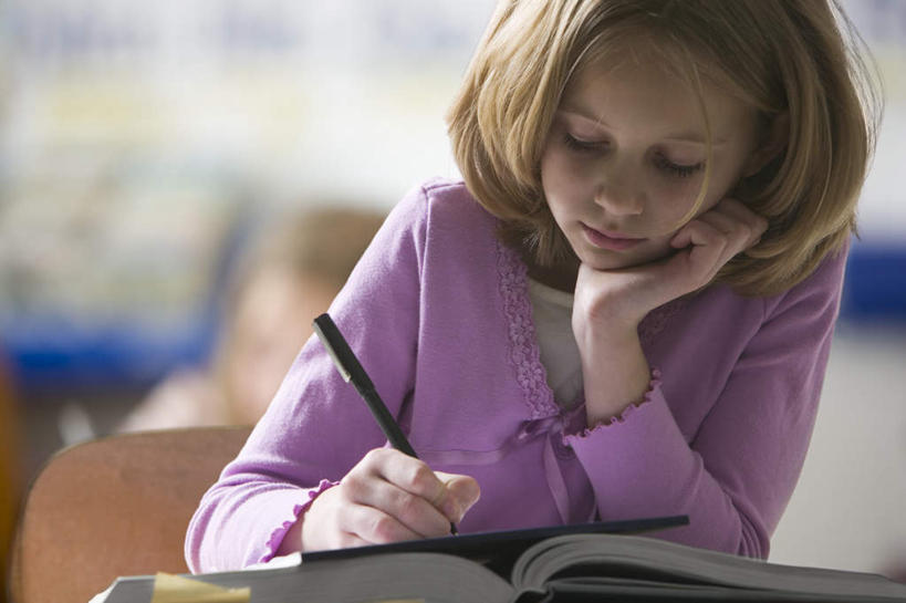 西方人,儿童,一个人,坐,横图,室内,白天,正面,看书,阅读,纯洁,书籍,欧洲,欧洲人,仅一个女性,仅一个人,撑,握,学习,服装,朦胧,模糊,笔,办公用品,拿,拿着,托腮,注视,休闲装,文具,小孩,衣服,粉色,铅笔,学习用品,书本,观察,看,托,仅一个小孩,休闲,休闲服,可爱,童年,童趣,读书,浏览,握着,服饰,观看,文具用品,察看,书写,关注,托下巴,童真,烂漫,无邪,天真,女孩,女人,女性,白种人,孩子,书,图书,坐着,半身,彩图,女生