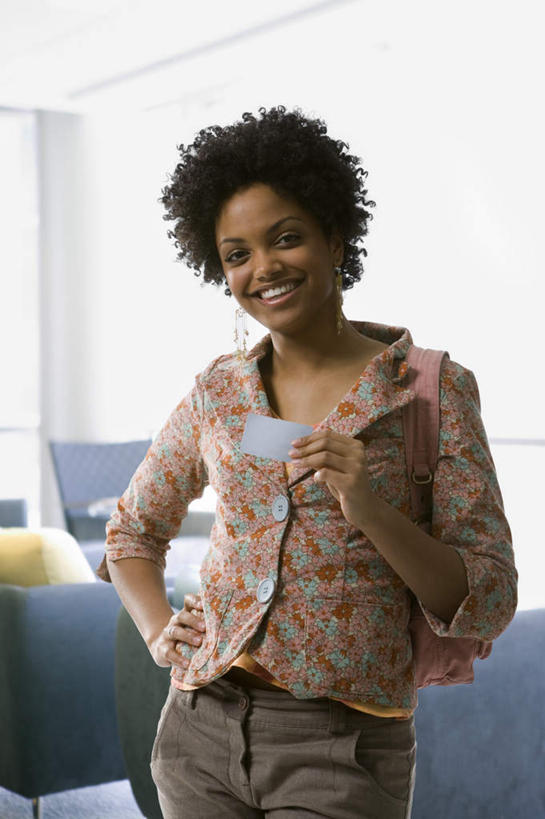 西方人,一个人,站,笑,微笑,露齿笑,竖图,室内,白天,正面,沙发,名片,欧洲,非洲,黑人,欧洲人,仅一个年轻女性,仅一个女性,仅一个人,握,服装,信息,联系,拿,拿着,注视,休闲装,手叉腰,装饰品,衣服,耳环,卡片,饰品,首饰,叉腰,观察,看,站着,休闲,休闲服,握着,服饰,观看,察看,关注,身份,布艺沙发,名刺,名帖,交往,耳饰,年轻女性,女人,女性,非洲人,站立,半身,彩图,商业