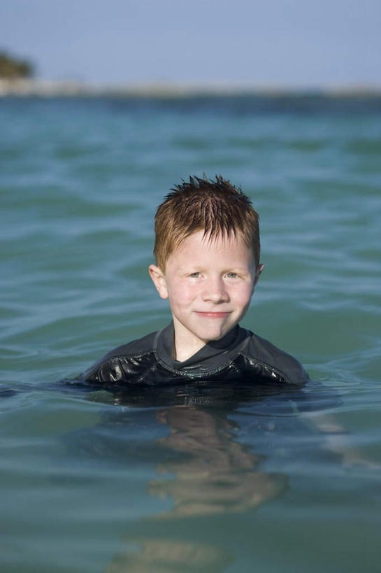 西方人,儿童,一个人,站,竖图,室外,白天,正面,纯洁,海浪,海洋,欧洲,欧洲人,仅一个男性,仅一个人,阴影,服装,光线,影子,浪花,注视,小孩,衣服,蓝色,蓝天,天空,阳光,海水,天,观察,看,站着,仅一个小孩,可爱,童年,童趣,潜水服,服饰,晴朗,观看,察看,衣着,穿着,关注,海景,童真,烂漫,无邪,万里无云,衣饰,天真,男孩,男人,男性,白种人,孩子,大海,风浪,海,海水的波动,近岸浪,涌浪,晴空,晴空万里,站立,半身,彩图,干式潜水服,男生