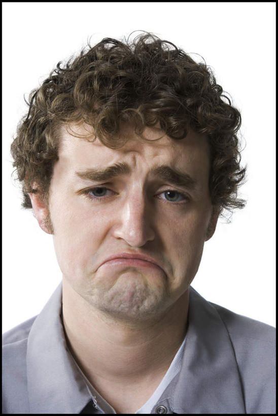 西方人,脸,头,脸颊,脖子,头发,一个人,竖图,室内,特写,白天,白色背景,正面,失败,欧洲,欧洲人,仅一个男性,仅一个人,服装,沮丧,棕色,注视,休闲装,肩膀,仅一个年轻男性,衣服,观察,看,休闲,难受,休闲服,无奈,摄影,服饰,影棚,观看,失望,悲伤,察看,伤心,难过,关注,失落,颓废,挫败,受挫,落败,落空,错过,失足,失意,失策,失算,颓丧,衰颓,悲哀,懊丧,颓靡,气馁,丧气,败北,挫折,失利,男人,男性,年轻男性,白种人,头部,卷发,脖,颈,颈部,脸部,脸蛋,面部,半身,彩图,影棚拍摄,拍摄,短发