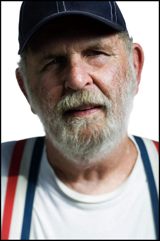 西方人,脸,头,脸颊,脖子,胡须,一个人,竖图,室内,特写,白天,白色背景,正面,帽子,欧洲,欧洲人,仅一个男性,仅一个人,裤子,注视,运动帽,肩膀,白色,观察,看,仅一个老年男性,背带裤,鸭舌帽,摄影,影棚,观看,察看,关注,饭单裤,工装裤,老年男性,男人,男性,白种人,头部,胡子,络腮胡,脖,颈,颈部,脸部,脸蛋,面部,半身,彩图,影棚拍摄,拍摄