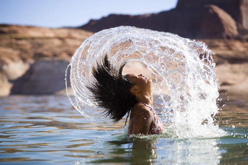 西方人,脸,头,脸颊,脖子,一个人,横图,室外,白天,侧面,湖,湖泊,石头,水,欧洲,非洲,黑人,欧洲人,仅一个年轻女性,仅一个女性,仅一个人,阴影,波纹,飞溅,溅,飘扬,光线,石子,液体,影子,湖面,水滴,水流,水面,涟漪,水珠,蓝色,倒影,蓝天,水纹,天空,阳光,波浪,湖水,天,晴朗,飘逸,倒映,喷洒,飞扬,万里无云,水晕,反照,年轻女性,女人,女性,非洲人,头部,脖,颈,颈部,脸部,脸蛋,面部,石块,岩石,晴空,晴空万里,抬头,仰头,半身,彩图,短发