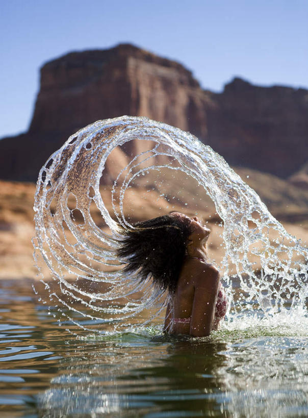 西方人,脸,头,脸颊,脖子,一个人,竖图,室外,白天,侧面,湖,湖泊,石头,水,欧洲,非洲,黑人,欧洲人,仅一个年轻女性,仅一个女性,仅一个人,阴影,波纹,飞溅,溅,飘扬,光线,石子,液体,影子,湖面,水滴,水流,水面,涟漪,水珠,蓝色,倒影,蓝天,水纹,天空,阳光,波浪,湖水,天,晴朗,飘逸,倒映,喷洒,飞扬,万里无云,水晕,反照,年轻女性,女人,女性,非洲人,头部,脖,颈,颈部,脸部,脸蛋,面部,石块,岩石,晴空,晴空万里,抬头,仰头,半身,彩图,短发