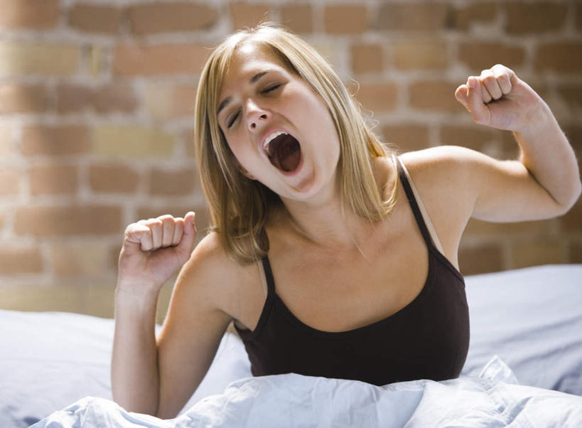 西方人,一个人,坐,闭眼,伸展双臂,横图,室内,白天,正面,床,卧室,吊带,欧洲,欧洲人,仅一个年轻女性,仅一个女性,仅一个人,伸展,服装,朦胧,模糊,墙,双人床,床单,吊带衫,被子,伸懒腰,墙壁,墙面,衣服,黑色,打哈欠,张嘴,放松,服饰,被单,衣着,穿着,惬意,张大嘴巴,懒腰,衣饰,年轻女性,女人,女性,白种人,张开嘴,闭眼睛,闭着眼,闭着眼睛,敞开双臂,伸开双臂,展开双肩,张开手臂,张开双臂,坐着,半身,彩图,睡房,卧房,慵懒