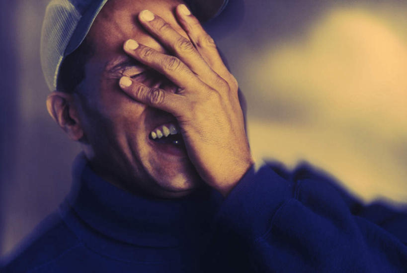 西方人,脸,头,脸颊,手,一个人,横图,室外,特写,白天,正面,失败,帽子,欧洲,欧洲人,仅一个男性,仅一个人,服装,沮丧,朦胧,模糊,休闲装,运动帽,肩膀,仅一个年轻男性,衣服,蓝色,休闲,难受,手部,休闲服,鸭舌帽,无奈,遮,遮掩,服饰,单手,失望,悲伤,掩盖,伤心,遮挡,难过,失落,遮盖,颓废,挫败,受挫,落败,落空,错过,失足,失意,失策,失算,颓丧,衰颓,悲哀,懊丧,颓靡,气馁,丧气,掩饰,败北,挫折,失利,男人,男性,年轻男性,白种人,头部,脸部,脸蛋,面部,半身,彩图