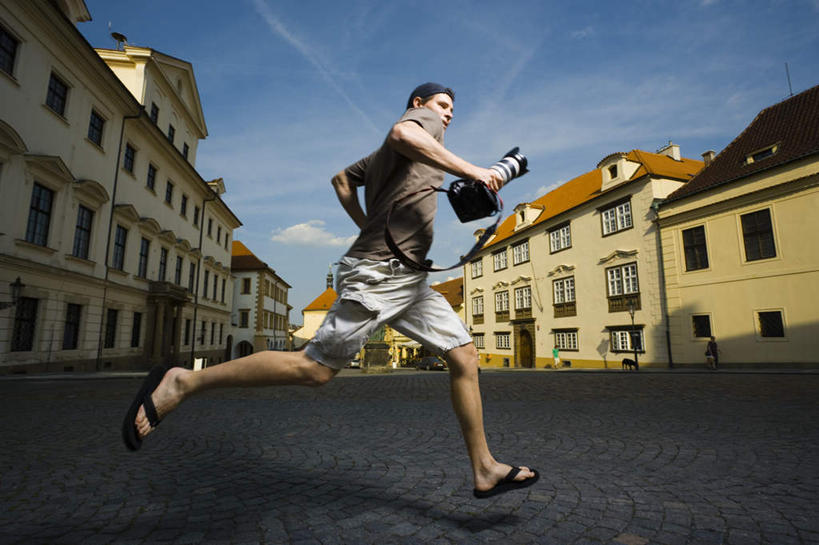 西方人,一个人,家,跑,横图,室外,白天,仰视,锻炼,运动,道路,路,相机,欧洲,欧洲人,仅一个男性,仅一个人,仅一个中年男性,握,阴影,服装,光线,影子,房屋,屋子,云,云朵,公寓,小路,交通,拿,云彩,拿着,注视,休闲装,洋房,楼房,住宅,拍照,衣服,蓝色,白云,蓝天,天空,阳光,数码相机,天,观察,看,休闲,休闲服,单反,握着,摄影,服饰,晴朗,观看,单反相机,察看,关注,体育,男人,男性,中年男性,白种人,照相机,晴空,跑步,彩图,低角度拍摄,全身,健身,照相,房子