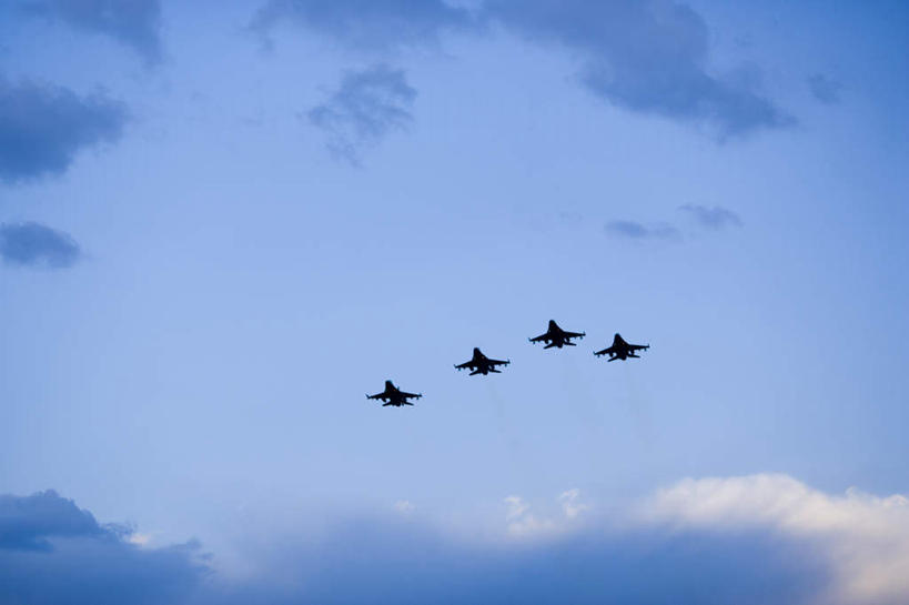 无人,横图,室外,白天,仰视,飞机,一排,飞翔,阴影,整齐,飞行,光线,影子,云,云朵,翱翔,云彩,航空,飞,排列,蓝色,白云,蓝天,天空,阳光,交通工具,天,战争,空军,晴朗,战斗机,队列,载具,轰炸机,军用机,军用战斗机,攻击机,四架,晴空,彩图,低角度拍摄