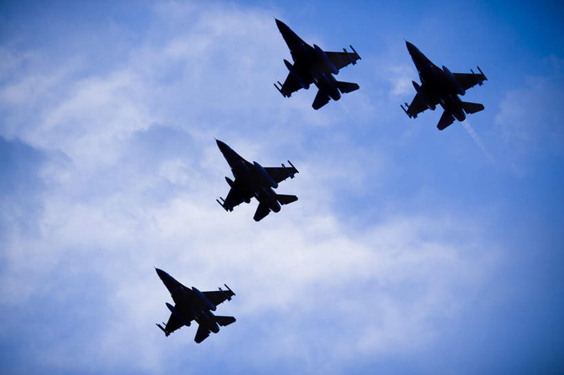 无人,横图,室外,白天,仰视,飞机,一排,飞翔,阴影,整齐,飞行,光线,影子,云,云朵,翱翔,云彩,航空,飞,排列,蓝色,白云,蓝天,天空,阳光,交通工具,天,战争,空军,晴朗,战斗机,队列,载具,轰炸机,军用机,军用战斗机,攻击机,四架,晴空,彩图,低角度拍摄