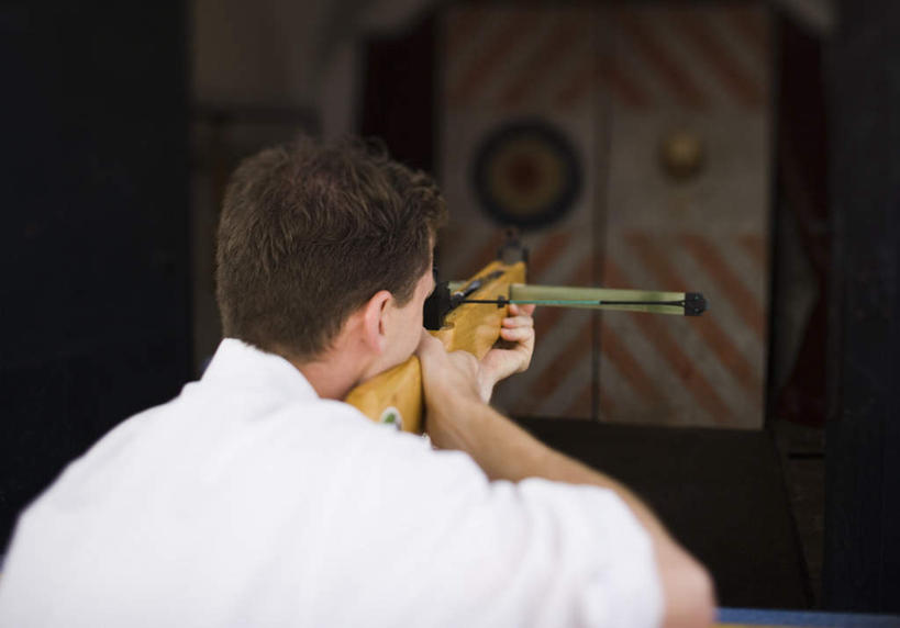 西方人,一个人,站,横图,室内,白天,竞争,欧洲,欧洲人,仅一个男性,仅一个人,对抗,握,冲突,时间,时钟,手表,拿,计时,拿着,注视,破坏,仅一个年轻男性,背面,钟表,观察,看,站着,表,武器,战争,握着,观看,腕表,损坏,察看,攻击,威胁,对立,关注,矛盾,兵器,对准,瞄准,防御,敌对,挫败,斗争,抗拒,抗衡,杀伤,威慑,弩,危险,男人,男性,年轻男性,白种人,钟,站立,半身,彩图