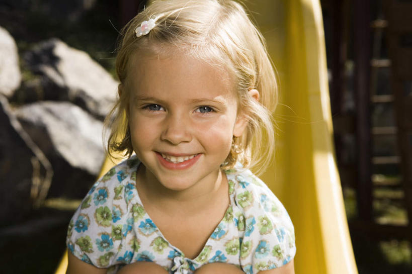 西方人,儿童,一个人,坐,笑,微笑,露齿笑,横图,室外,白天,正面,裙子,游戏,纯洁,玩具,欧洲,欧洲人,仅一个女性,仅一个人,阴影,连衣裙,朦胧,模糊,光线,影子,玩,注视,娱乐,运动器械,小孩,阳光,观察,看,仅一个小孩,休闲,滑滑梯,滑梯,可爱,童年,童趣,益智,观看,活动,察看,发泄,关注,消遣,智力,童真,烂漫,无邪,宣泄,天真,女孩,女人,女性,白种人,孩子,玩耍,嬉戏,坐着,半身,彩图,女生