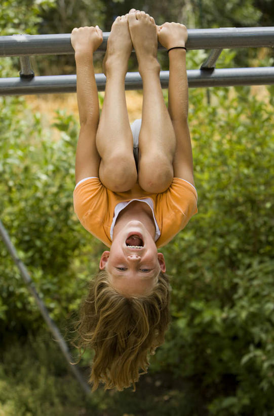 西方人,儿童,一个人,竖图,室外,白天,正面,纯洁,双杠,植物,欧洲,欧洲人,仅一个女性,仅一个人,吊挂,握,悬挂,服装,挂,注视,休闲装,运动器械,树,树木,小孩,衣服,绿色,自然,观察,看,张嘴,仅一个小孩,休闲,休闲服,橙色,健身器械,可爱,童年,童趣,握着,服饰,生长,成长,观看,察看,关注,健身器材,张大嘴巴,童真,烂漫,无邪,天真,女孩,女人,女性,白种人,孩子,张开嘴,彩图,全身,运动器材,女生