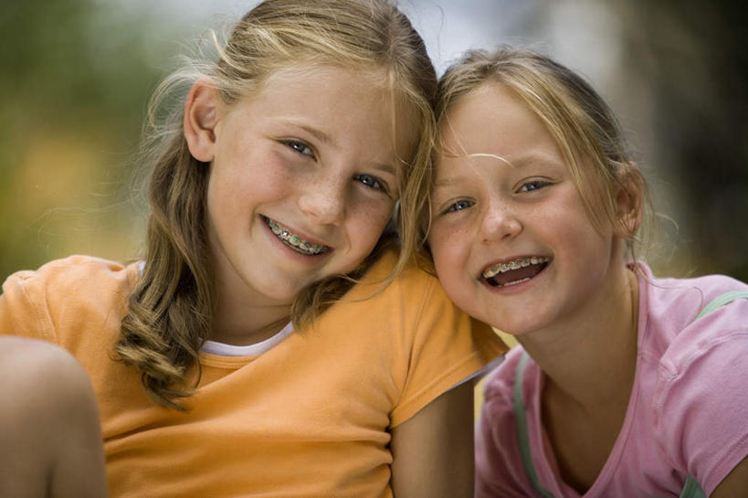 西方人,儿童,两个人,家庭,坐,笑,微笑,露齿笑,横图,室外,白天,正面,纯洁,欧洲,欧洲人,服装,朦胧,模糊,依偎,注视,休闲装,小孩,衣服,粉色,观察,看,靠,靠着,倚靠,休闲,温暖,温馨,一家人,休闲服,橙色,可爱,童年,童趣,服饰,观看,和睦,察看,倚着,关注,童真,烂漫,无邪,依附,依赖,投靠,天真,女孩,女人,女性,白种人,坐着,半身,彩图,融洽,女生