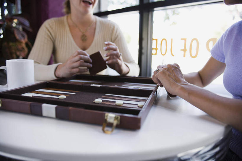 西方人,两个人,伙伴,朋友,坐,笑,微笑,露齿笑,横图,室内,白天,正面,游戏,快乐,友谊,赌博,贪欲,比赛,竞争,餐桌,窗户,桌子,杯子,欧洲,欧洲人,握,服装,英文,标志,瓷器,文字,字符,字母,咖啡杯,陶瓷制品,拿,玩,拿着,休闲装,娱乐,标识,刺激,玻璃窗,衣服,休闲,休闲服,棋盘,握着,服饰,餐台,活动,英文字母,发泄,消遣,智力,咖啡店,瓷杯,咖啡屋,双陆棋,投机,侥幸,欲望,宣泄,双陆,友情,年轻女性,女人,女性,中年女性,白种人,玩耍,嬉戏,坐着,半身,彩图,咖啡馆,胜负,输赢