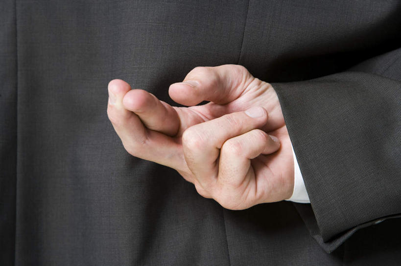 西方人,手,中指,一个人,商务人士,商务男性,交叉,横图,室内,特写,白天,衬衫,欧洲,欧洲人,仅一个男性,仅一个人,仅一个中年男性,套装,曲折,背面,祈祷,手势,手部,期待,单手,虚假,誓言,食指,亲近,商务装,工薪阶层,祝愿,期盼,邪恶,结束,终结,完成,赌咒,撒谎,欺骗,谎言,隐瞒,相交,交集,幸运,男人,男性,中年男性,白种人,白领,上班族,半身,彩图,衬衣