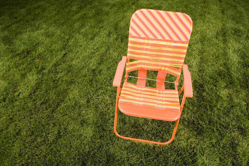 无人,横图,俯视,室外,白天,草地,草坪,植物,椅子,一把,躺椅,草,绿色,橙色,沙滩椅,彩图,高角度拍摄