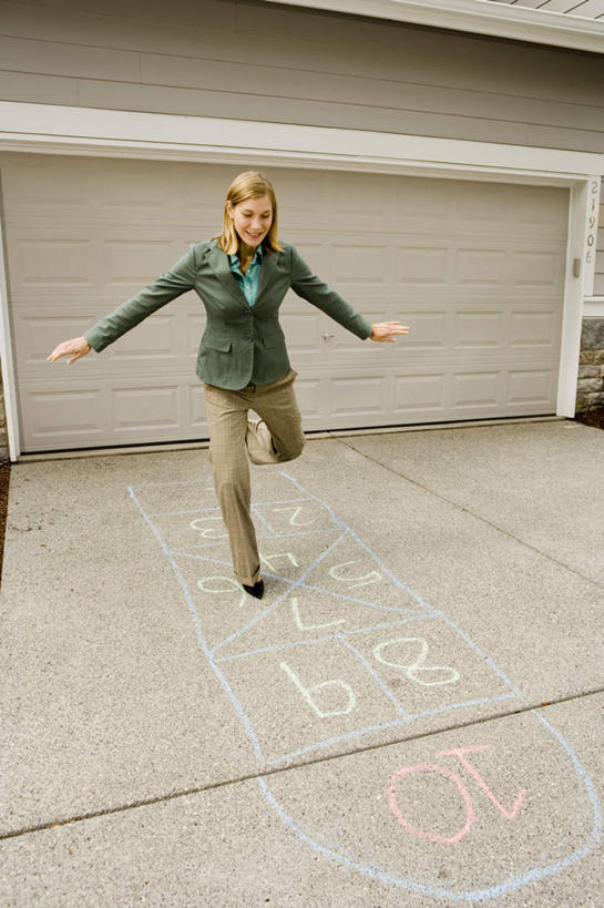 西方人,一个人,商务人士,商务女性,家,站,伸展双臂,竖图,室外,白天,正面,游戏,别墅,欧洲,欧洲人,仅一个年轻女性,仅一个女性,仅一个人,套装,房屋,屋子,公寓,玩,注视,娱乐,洋房,楼房,住宅,观察,看,站着,休闲,观看,活动,跳房子,察看,发泄,关注,消遣,智力,商务装,工薪阶层,宣泄,跳方格,跳方阵,年轻女性,女人,女性,白种人,白领,上班族,敞开双臂,伸开双臂,玩耍,嬉戏,展开双肩,站立,张开手臂,张开双臂,彩图,全身,房子