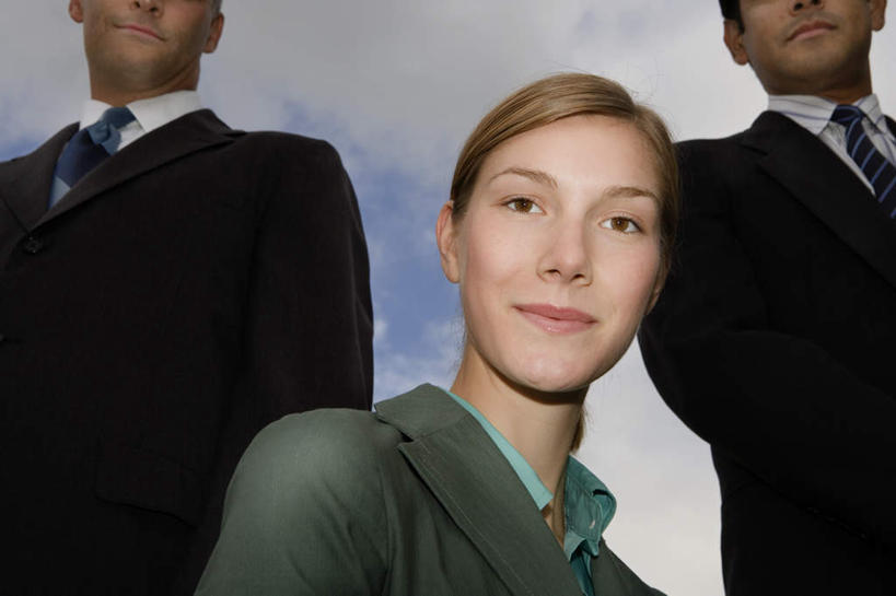 西方人,三个人,同事,商务人士,商务男性,商务女性,站,笑,微笑,横图,室外,白天,仰视,衬衫,成功,合作,团队,集体,信心,欧洲,欧洲人,阴影,套装,光线,影子,云,云朵,领带,云彩,注视,队伍,蓝色,白云,蓝天,天空,阳光,天,低头,观察,看,站着,晴朗,观看,察看,领导,象征,庄重,成就,关注,商务装,身份,合伙,领袖,工薪阶层,正式,地位,垂头,男人,男性,年轻女性,女人,女性,中年男性,白种人,白领,上班族,晴空,站立,半身,彩图,低角度拍摄,衬衣