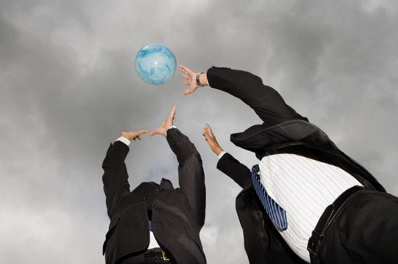 西方人,两个人,同事,商务人士,商务男性,站,举,横图,室外,白天,仰视,衬衫,游戏,成功,合作,团队,集体,信心,玩具,欧洲,欧洲人,套装,时间,时钟,手表,塑料,乌云,云,阴天,云朵,领带,玩,计时,云彩,娱乐,队伍,一个,天空,气球,塑料制品,钟表,天,托,站着,休闲,充气玩具,橡胶,表,益智,单个,活动,腕表,领导,昏暗,象征,阴沉,庄重,成就,发泄,消遣,智力,商务装,身份,合伙,领袖,工薪阶层,橡胶制品,宣泄,正式,地位,男人,男性,年轻男性,中年男性,白种人,白领,上班族,钟,举起,举手,举着,玩耍,嬉戏,向上举,向上伸,向上托,站立,半身,彩图,低角度拍摄,衬衣