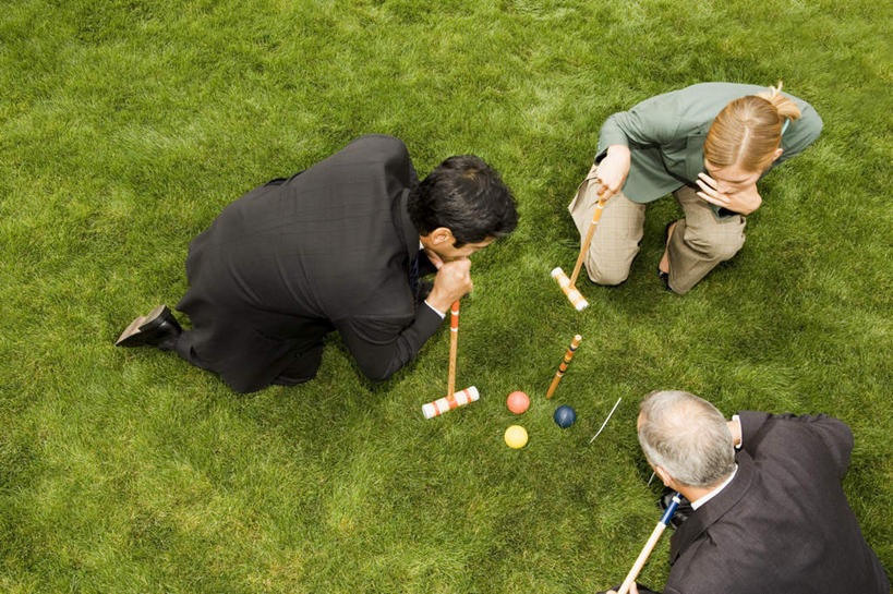 西方人,三个人,同事,商务人士,商务男性,商务女性,蹲,横图,俯视,室外,白天,衬衫,成功,合作,团队,集体,信心,草地,草坪,植物,欧洲,欧洲人,握,套装,拿,拿着,注视,运动器械,队伍,草,绿色,观察,看,健身器械,握着,观看,察看,领导,成就,关注,商务装,健身器材,合伙,领袖,工薪阶层,槌球,门球,男人,男性,年轻女性,女人,女性,中年男性,白种人,白领,上班族,蹲着,半身,彩图,高角度拍摄,衬衣,运动器材