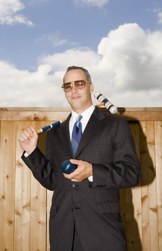 西方人,一个人,商务人士,商务男性,栏杆,站,竖图,室外,白天,仰视,衬衫,欧洲,欧洲人,仅一个男性,仅一个人,仅一个中年男性,握,阴影,套装,光线,墨镜,眼镜,影子,栅栏,篱笆,云,云朵,围栏,领带,拿,云彩,拿着,注视,运动器械,护栏,蓝色,白云,蓝天,天空,阳光,太阳镜,太阳眼镜,天,观察,看,站着,健身器械,遮阳镜,握着,晴朗,观看,察看,象征,庄重,关注,商务装,身份,健身器材,工薪阶层,槌球,门球,正式,地位,男人,男性,中年男性,白种人,白领,上班族,晴空,站立,半身,彩图,低角度拍摄,衬衣,运动器材