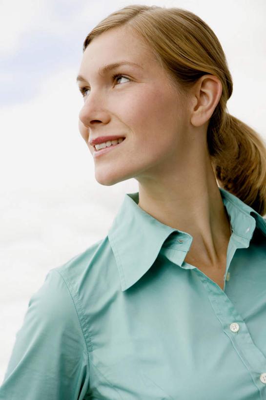 西方人,脸,头,脸颊,脖子,一个人,站,笑,微笑,竖图,室外,特写,白天,仰视,衬衫,欧洲,欧洲人,仅一个年轻女性,仅一个女性,仅一个人,阴影,服装,光线,影子,云,云朵,云彩,扭头,注视,肩膀,衣服,蓝色,绿色,白云,蓝天,天空,阳光,天,观察,看,站着,转头,服饰,晴朗,观看,察看,衣着,穿着,关注,衣饰,年轻女性,女人,女性,白种人,头部,脖,颈,颈部,脸部,脸蛋,面部,晴空,站立,半身,彩图,低角度拍摄,衬衣