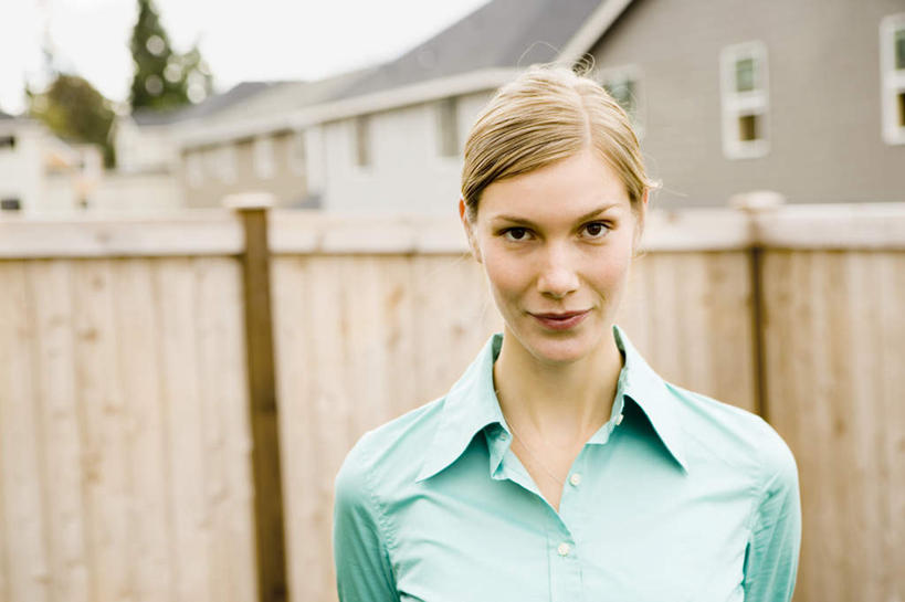 西方人,一个人,家,栏杆,站,笑,微笑,横图,室外,白天,正面,衬衫,植物,别墅,欧洲,欧洲人,仅一个年轻女性,仅一个女性,仅一个人,服装,朦胧,模糊,栅栏,房屋,屋子,篱笆,公寓,围栏,注视,洋房,护栏,楼房,住宅,树,树木,衣服,绿色,自然,观察,看,站着,服饰,生长,成长,观看,察看,衣着,穿着,关注,衣饰,年轻女性,女人,女性,白种人,站立,半身,彩图,衬衣,房子