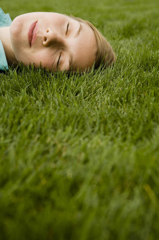 西方人,脸,头,脸颊,脖子,一个人,躺,闭眼,笑,睡,微笑,竖图,俯视,室外,特写,白天,衬衫,草地,草坪,植物,欧洲,欧洲人,仅一个年轻女性,仅一个女性,仅一个人,服装,肩膀,草,衣服,绿色,服饰,衣着,穿着,衣饰,卧着,年轻女性,女人,女性,白种人,头部,脖,颈,颈部,脸部,脸蛋,面部,闭眼睛,闭着眼,闭着眼睛,困,困觉,寝息,睡觉,躺着,卧,半身,彩图,高角度拍摄,衬衣