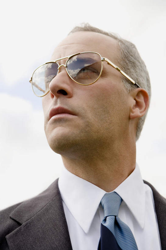 西方人,脸,头,脸颊,脖子,一个人,商务人士,商务男性,竖图,室外,特写,白天,仰视,衬衫,欧洲,欧洲人,仅一个男性,仅一个人,仅一个中年男性,阴影,套装,光线,墨镜,眼镜,影子,云,云朵,领带,云彩,注视,肩膀,蓝色,白云,蓝天,天空,阳光,太阳镜,太阳眼镜,天,观察,看,遮阳镜,晴朗,观看,察看,象征,庄重,关注,商务装,身份,工薪阶层,正式,地位,男人,男性,中年男性,白种人,头部,脖,颈,颈部,脸部,脸蛋,面部,白领,上班族,晴空,半身,彩图,低角度拍摄,衬衣