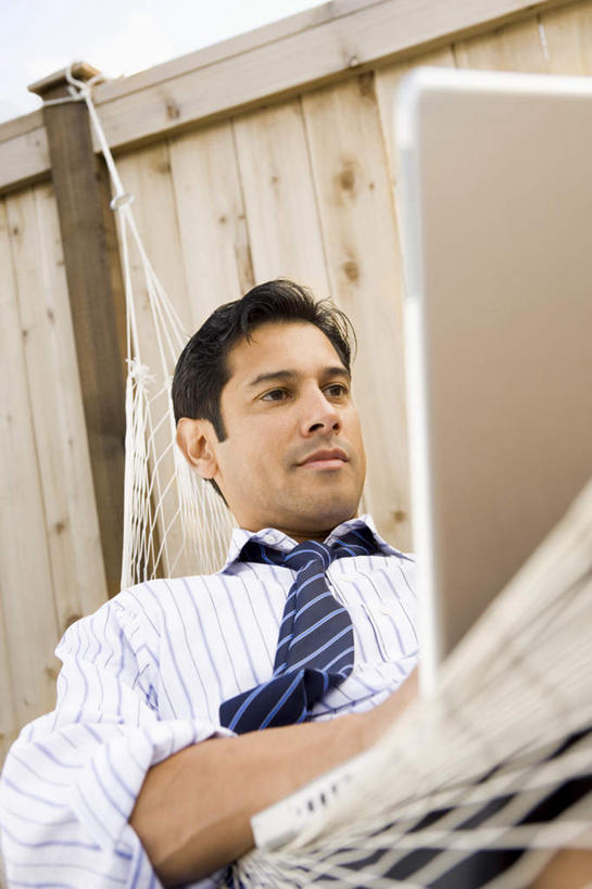 西方人,一个人,商务人士,商务男性,栏杆,躺,竖图,室外,白天,仰视,衬衫,电脑,笔记本电脑,床,吊床,欧洲,欧洲人,仅一个男性,仅一个人,仅一个中年男性,吊挂,悬挂,套装,网络,栅栏,篱笆,围栏,领带,挂,注视,通讯设备,护栏,观察,看,享受,观看,察看,无线,象征,庄重,安逸,关注,通信设备,商务装,身份,无线网络,无线上网,便携式电脑,工薪阶层,正式,地位,安适,清闲,卧着,手提电脑,男人,男性,中年男性,白种人,白领,上班族,躺着,卧,半身,彩图,低角度拍摄,衬衣