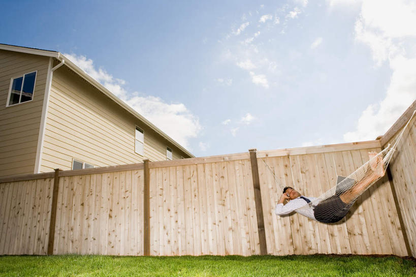 西方人,一个人,商务人士,商务男性,家,栏杆,躺,打电话,横图,室外,白天,仰视,衬衫,电脑,笔记本电脑,草地,草坪,植物,别墅,床,吊床,电话,手机,欧洲,欧洲人,仅一个男性,仅一个人,仅一个中年男性,吊挂,握,悬挂,阴影,套装,光线,网络,影子,栅栏,房屋,屋子,篱笆,云,云朵,公寓,围栏,领带,挂,拿,听,云彩,拿着,注视,通讯设备,洋房,护栏,楼房,住宅,草,蓝色,绿色,白云,蓝天,天空,阳光,天,观察,看,享受,握着,晴朗,观看,察看,无线,象征,庄重,安逸,关注,通信设备,商务装,身份,无线网络,无线上网,便携式电脑,工薪阶层,正式,地位,安适,清闲,卧着,交流,手提电脑,男人,男性,中年男性,白种人,白领,上班族,晴空,沟通,躺着,通话,卧,彩图,低角度拍摄,全身,衬衣,房子