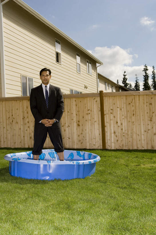 西方人,一个人,商务人士,商务男性,游泳池,家,栏杆,站,竖图,室外,白天,正面,衬衫,草地,草坪,植物,别墅,欧洲,欧洲人,仅一个男性,仅一个人,仅一个中年男性,握,阴影,套装,光线,影子,栅栏,塑料,房屋,屋子,篱笆,水池,云,云朵,公寓,围栏,领带,云彩,注视,泳池,洋房,护栏,楼房,住宅,草,树,树木,蓝色,绿色,白云,蓝天,天空,阳光,自然,塑料制品,天,观察,看,站着,握着,生长,晴朗,成长,观看,察看,象征,庄重,关注,商务装,身份,工薪阶层,正式,地位,充气游泳池,儿童游泳池,男人,男性,中年男性,白种人,白领,上班族,晴空,站立,彩图,全身,衬衣,房子