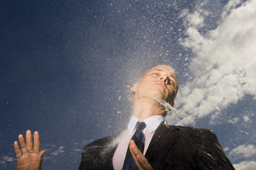 西方人,一个人,商务人士,商务男性,站,闭眼,横图,室外,白天,仰视,衬衫,欧洲,欧洲人,仅一个男性,仅一个人,仅一个中年男性,阴影,飞溅,套装,溅,光线,液体,影子,水滴,云,云朵,领带,云彩,停留,水珠,蓝色,白云,蓝天,天空,阳光,天,手势,站着,晴朗,停止,象征,庄重,喷洒,商务装,身份,工薪阶层,正式,地位,中断,制止,终止,男人,男性,中年男性,白种人,白领,上班族,晴空,闭眼睛,闭着眼,闭着眼睛,站立,半身,彩图,低角度拍摄,衬衣,遏制,截止,截至,休止,终了,住手