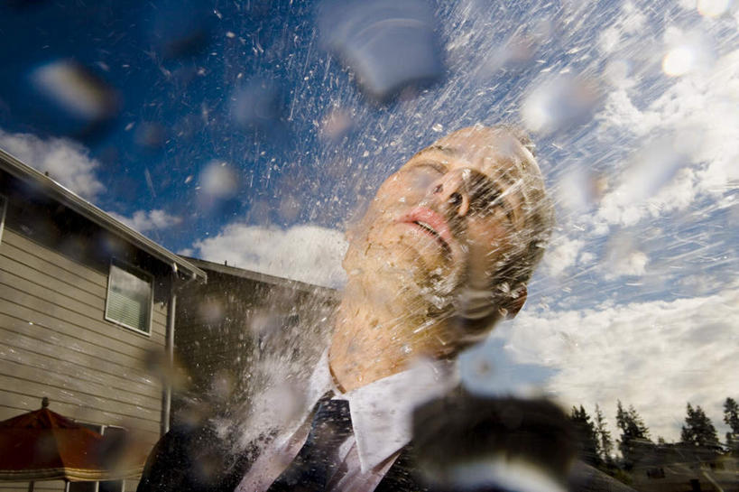 西方人,一个人,商务人士,商务男性,家,站,闭眼,横图,室外,白天,仰视,衬衫,植物,别墅,欧洲,欧洲人,仅一个男性,仅一个人,仅一个中年男性,阴影,飞溅,套装,溅,光线,液体,影子,房屋,屋子,水滴,云,云朵,公寓,领带,云彩,洋房,楼房,住宅,水珠,树,树木,蓝色,绿色,白云,蓝天,天空,阳光,自然,天,站着,生长,晴朗,成长,象征,庄重,喷洒,商务装,身份,工薪阶层,正式,地位,男人,男性,中年男性,白种人,白领,上班族,晴空,闭眼睛,闭着眼,闭着眼睛,站立,半身,彩图,低角度拍摄,衬衣,房子