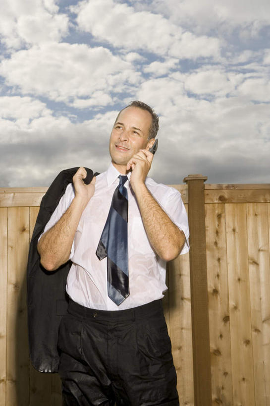 西方人,一个人,商务人士,商务男性,栏杆,站,打电话,竖图,室外,白天,正面,衬衫,水,电话,手机,欧洲,欧洲人,仅一个男性,仅一个人,仅一个中年男性,握,阴影,套装,光线,液体,影子,栅栏,篱笆,水滴,云,云朵,围栏,领带,拿,听,云彩,拿着,注视,通讯设备,护栏,蓝色,白云,蓝天,天空,阳光,天,观察,看,站着,握着,晴朗,观看,察看,象征,庄重,关注,商务装,身份,工薪阶层,正式,地位,交流,男人,男性,中年男性,白种人,白领,上班族,晴空,沟通,通话,站立,半身,彩图,衬衣