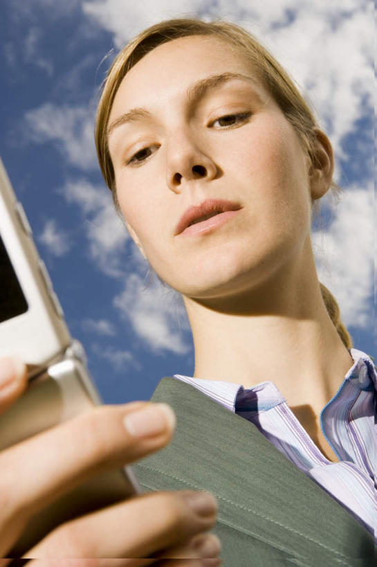 西方人,脸,头,脸颊,脖子,手,一个人,商务人士,商务女性,打电话,竖图,室外,特写,白天,仰视,电话,手机,欧洲,欧洲人,仅一个年轻女性,仅一个女性,仅一个人,握,阴影,套装,光线,影子,云,云朵,拿,云彩,拿着,注视,通讯设备,蓝色,白云,蓝天,天空,阳光,天,观察,看,手部,握着,晴朗,观看,单手,察看,关注,商务装,工薪阶层,交流,年轻女性,女人,女性,白种人,头部,脖,颈,颈部,脸部,脸蛋,面部,白领,上班族,晴空,沟通,通话,半身,彩图,低角度拍摄