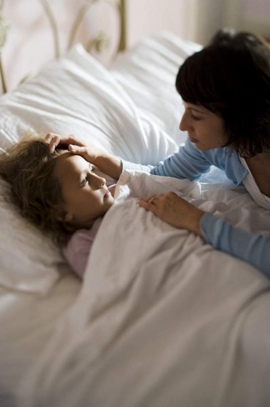 西方人,儿童,中年人,两个人,家庭,母亲,女儿,躺,摸,竖图,俯视,室内,白天,纯洁,床,卧室,欧洲,欧洲人,抚摸,双人床,床单,注视,被子,小孩,观察,看,温暖,温馨,母女,一家人,可爱,母爱,童年,童趣,观看,和睦,察看,感冒,被单,关注,童真,烂漫,无邪,伤风,卧着,天真,女孩,女人,女性,中年女性,白种人,孩子,触摸,接触,躺着,卧,半身,彩图,高角度拍摄,睡房,卧房,融洽,女生