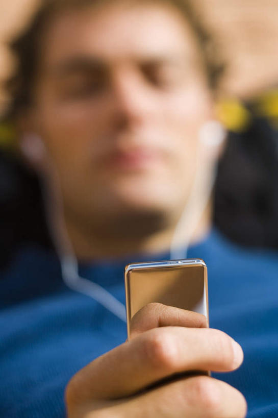 西方人,脸,头,脸颊,手,一个人,躺,闭眼,笑,微笑,竖图,俯视,室外,特写,白天,陶醉,快乐,满意,幸福,石头,欧洲,欧洲人,仅一个男性,仅一个人,握,服装,朦胧,模糊,包,石子,音响,音乐,拿,音乐播放器,旅行包,拿着,休闲装,娱乐,仅一个年轻男性,衣服,蓝色,背包,耳机,享受,休闲,手部,休闲服,放松,握着,服饰,单手,舒适,享乐,MP3播放器,沉积岩,旅游包,水成岩,卧着,男人,男性,年轻男性,白种人,头部,脸部,脸蛋,面部,石块,岩石,闭眼睛,闭着眼,闭着眼睛,躺着,卧,半身,彩图,高角度拍摄,播放器,双肩包,沉醉