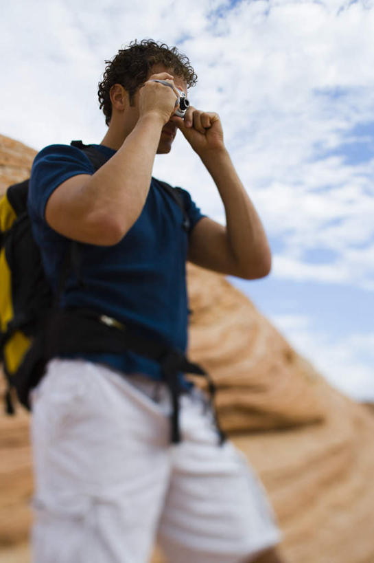 西方人,一个人,站,竖图,室外,白天,仰视,石头,山,山脉,欧洲,欧洲人,仅一个男性,仅一个人,戴,阴影,服装,光线,包,墨镜,石子,眼镜,影子,山顶,山峰,云,云朵,山峦,云彩,旅行包,注视,休闲装,仅一个年轻男性,衣服,蓝色,白云,蓝天,天空,阳光,背包,太阳镜,太阳眼镜,群山,天,观察,看,站着,休闲,休闲服,遮阳镜,服饰,晴朗,观看,戴着,察看,关注,沉积岩,旅游包,颠峰,极峰,水成岩,男人,男性,年轻男性,白种人,石块,岩石,晴空,站立,半身,彩图,低角度拍摄,双肩包
