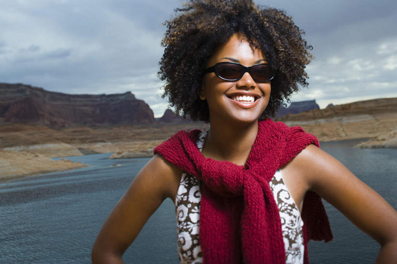 西方人,一个人,站,笑,微笑,露齿笑,横图,室外,白天,正面,湖,湖泊,石头,山,山脉,水,欧洲,非洲,黑人,欧洲人,仅一个年轻女性,仅一个女性,仅一个人,阴影,服装,光线,墨镜,石子,眼镜,影子,湖面,山顶,山峰,水流,水面,云,云朵,山峦,云彩,注视,休闲装,手叉腰,衣服,蓝色,白云,蓝天,天空,阳光,太阳镜,太阳眼镜,湖水,群山,天,叉腰,观察,看,站着,休闲,休闲服,遮阳镜,服饰,晴朗,观看,察看,双手叉腰,关注,沉积岩,颠峰,极峰,水成岩,年轻女性,女人,女性,非洲人,石块,岩石,晴空,站立,半身,彩图