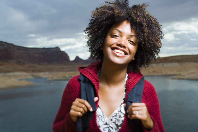 西方人,背,一个人,站,笑,微笑,露齿笑,横图,室外,白天,正面,湖,湖泊,石头,山,山脉,水,欧洲,非洲,黑人,欧洲人,仅一个年轻女性,仅一个女性,仅一个人,阴影,服装,光线,包,石子,影子,湖面,山顶,山峰,水流,水面,云,云朵,山峦,云彩,旅行包,注视,休闲装,衣服,蓝色,白云,蓝天,天空,阳光,背包,湖水,群山,天,背着,观察,看,站着,休闲,休闲服,服饰,晴朗,观看,察看,关注,沉积岩,旅游包,背负,颠峰,极峰,水成岩,年轻女性,女人,女性,非洲人,石块,岩石,晴空,站立,半身,彩图,双肩包