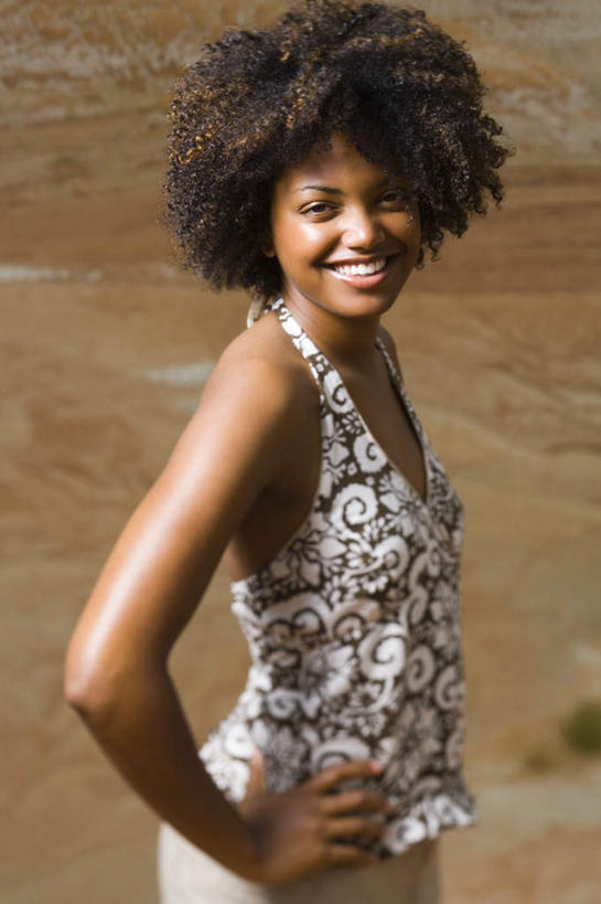 西方人,一个人,站,笑,微笑,露齿笑,竖图,室外,白天,侧面,石头,吊带,欧洲,非洲,黑人,欧洲人,仅一个年轻女性,仅一个女性,仅一个人,服装,石子,注视,吊带衫,手叉腰,衣服,叉腰,观察,看,站着,服饰,观看,察看,双手叉腰,衣着,穿着,关注,沉积岩,衣饰,水成岩,年轻女性,女人,女性,非洲人,石块,岩石,站立,半身,彩图