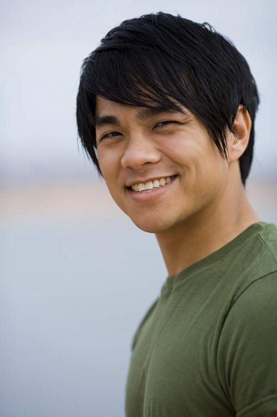 东方人,脸,头,脸颊,脖子,一个人,站,笑,微笑,露齿笑,竖图,室外,特写,白天,侧面,海浪,海洋,石头,山,山脉,亚洲,仅一个男性,仅一个人,阴影,服装,朦胧,模糊,光线,石子,影子,浪花,山顶,山峰,云,云朵,山峦,云彩,扭头,注视,休闲装,黄种人,肩膀,仅一个年轻男性,衣服,蓝色,白云,蓝天,天空,阳光,海水,群山,天,观察,看,站着,转头,休闲,休闲服,服饰,晴朗,观看,察看,关注,海景,沉积岩,颠峰,极峰,水成岩,男人,男性,年轻男性,亚洲人,头部,脖,颈,颈部,脸部,脸蛋,面部,大海,风浪,海,海水的波动,近岸浪,石块,岩石,涌浪,晴空,站立,半身,彩图