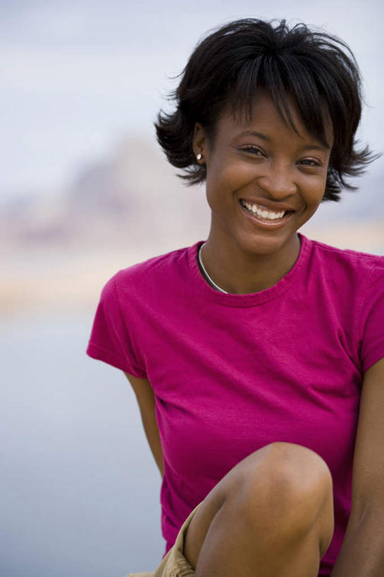 西方人,一个人,坐,笑,微笑,露齿笑,竖图,室外,白天,正面,海浪,海洋,石头,山,山脉,欧洲,非洲,黑人,欧洲人,仅一个年轻女性,仅一个女性,仅一个人,阴影,服装,朦胧,模糊,光线,石子,影子,浪花,山顶,山峰,云,云朵,山峦,云彩,注视,休闲装,衣服,粉色,蓝色,白云,蓝天,天空,阳光,海水,群山,天,观察,看,休闲,休闲服,服饰,晴朗,观看,察看,关注,海景,沉积岩,颠峰,极峰,水成岩,年轻女性,女人,女性,非洲人,大海,风浪,海,海水的波动,近岸浪,石块,岩石,涌浪,晴空,坐着,半身,彩图