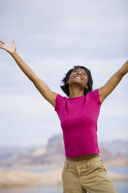 西方人,一个人,站,举,伸展双臂,笑,微笑,露齿笑,竖图,室外,白天,正面,海浪,海洋,石头,山,山脉,欧洲,非洲,黑人,欧洲人,仅一个年轻女性,仅一个女性,仅一个人,阴影,服装,朦胧,模糊,光线,石子,影子,浪花,山顶,山峰,云,云朵,山峦,云彩,注视,休闲装,衣服,粉色,蓝色,白云,蓝天,天空,阳光,海水,群山,天,观察,看,托,站着,休闲,休闲服,服饰,晴朗,观看,察看,关注,海景,沉积岩,颠峰,极峰,水成岩,年轻女性,女人,女性,非洲人,大海,风浪,海,海水的波动,近岸浪,石块,岩石,涌浪,晴空,敞开双臂,举起,举手,举着,伸开双臂,抬头,向上举,向上伸,向上托,仰头,展开双肩,站立,张开手臂,张开双臂,半身,彩图